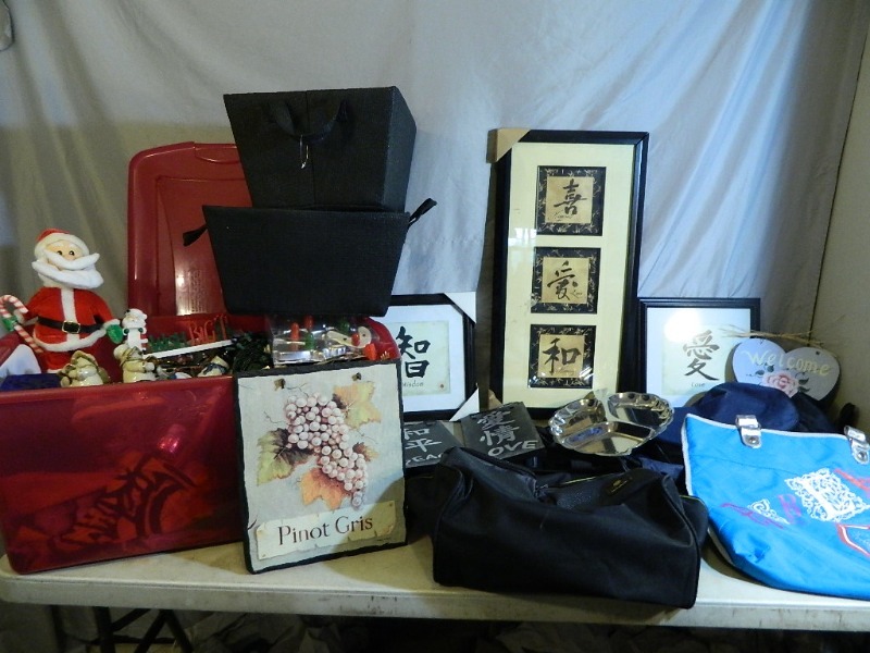lot 206 image: Decor and Jeep Brand Travel Baby Bag