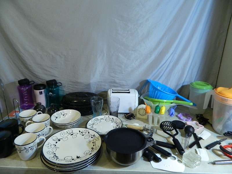 lot 208 image: The Pampered Chef Bowl with Lid, Dishes, Utensils, and More