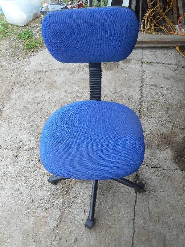 OFFICE CHAIR ON WHEELS