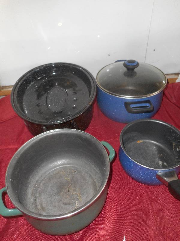 POTS AND LARGE BLUE ROASTER