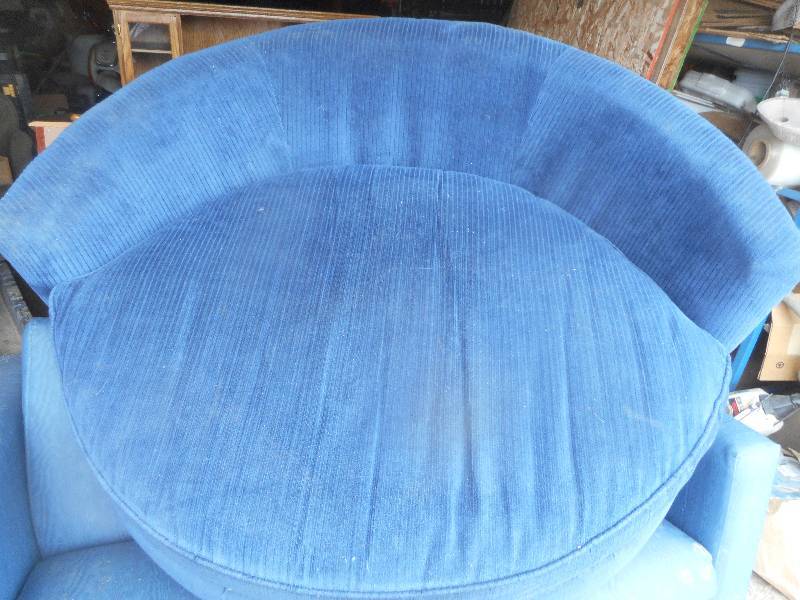 CUSHIONED CHAIR
