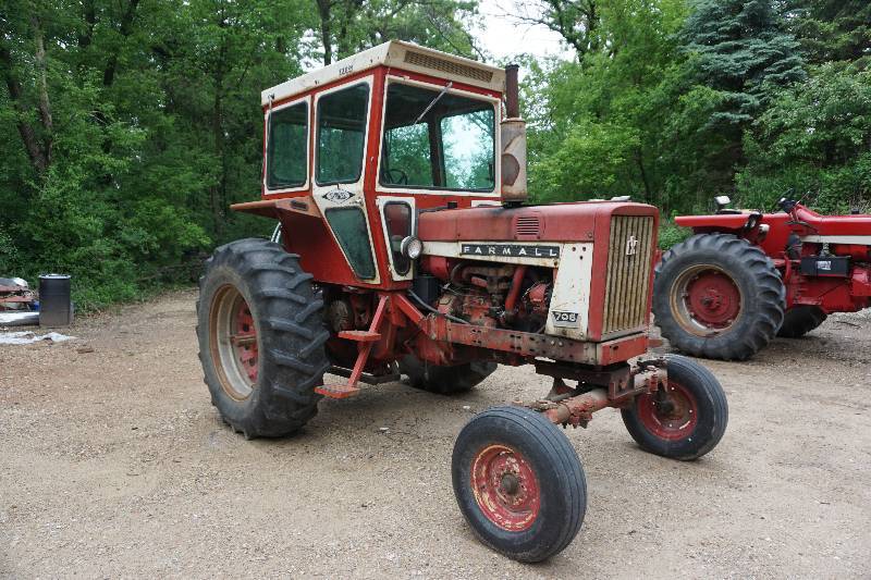lot 3 image: 1964 International 706 Tractor With Hiniker Cab