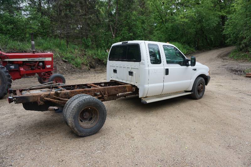 lot 2 image: 1999 Ford F-350 Super Duty Extended Cab Truck Chassis