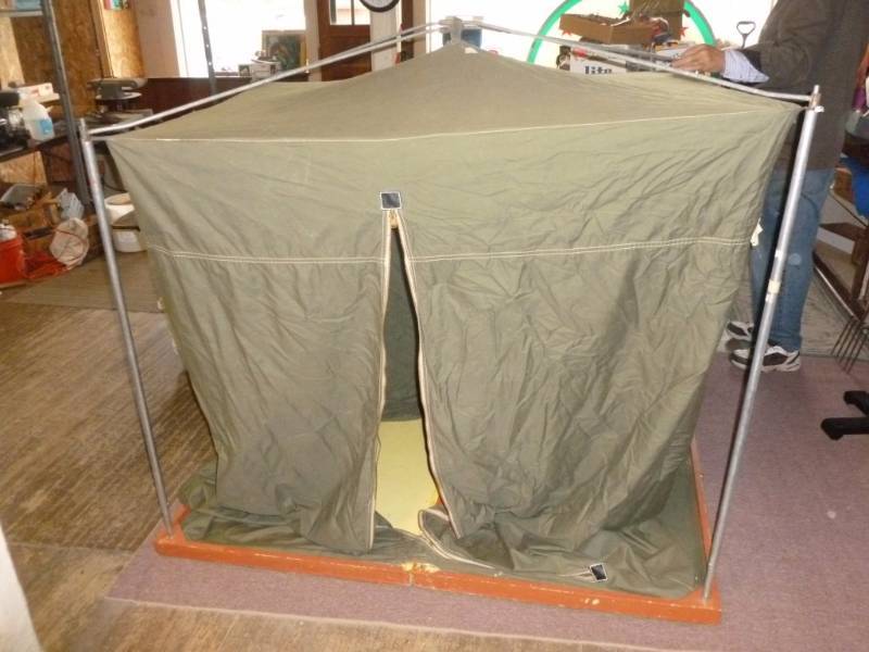 lot 1 image: Portable Fish House