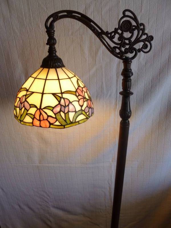 lot 5 image: Floor Lamp