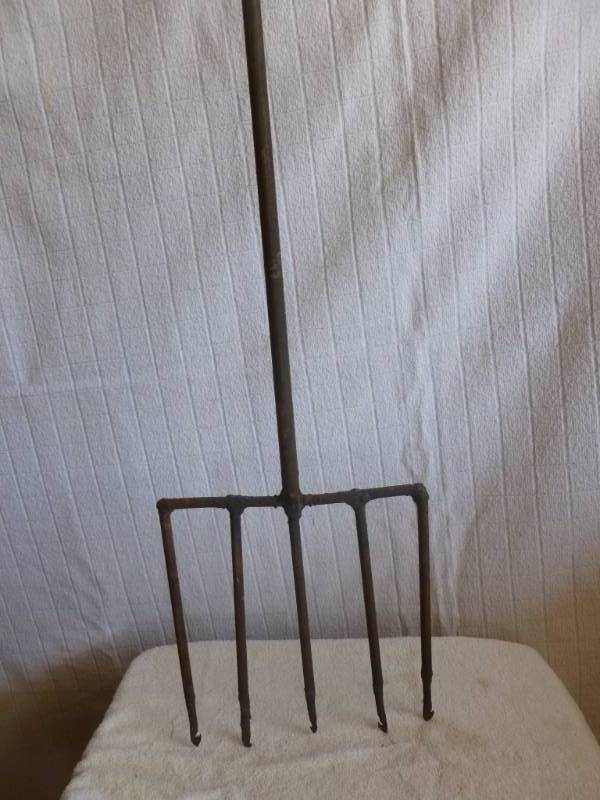 lot 14 image: Vintage Spear