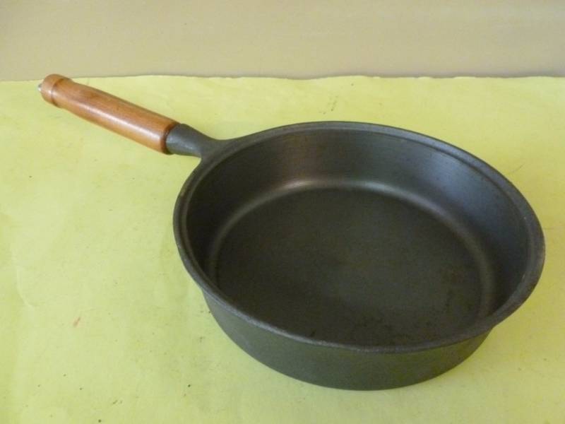 lot 62 image: Cast Iron Pan