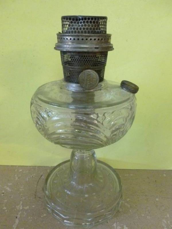 lot 65 image: Antique Aladdin Oil Lamp