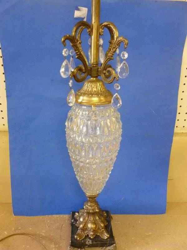 lot 67 image: Vintage Lamp