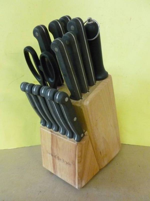 lot 73 image: Knife Set