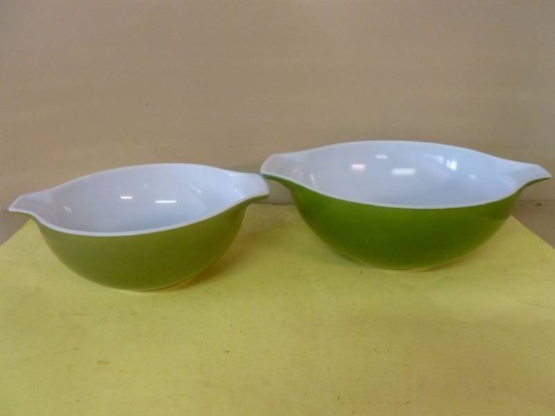 lot 79 image: Vintage Pyrex Bowl Set