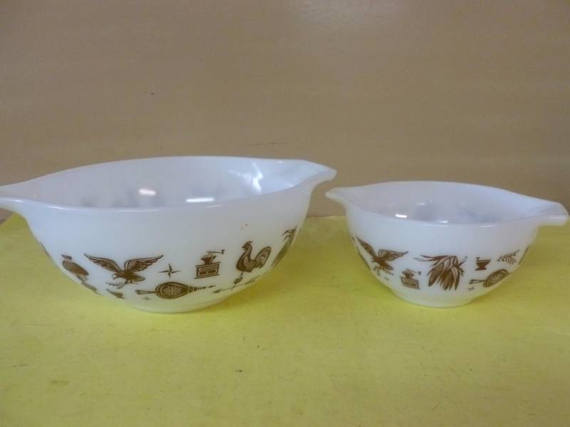 lot 80 image: Vintage Pyrex Bowl Set