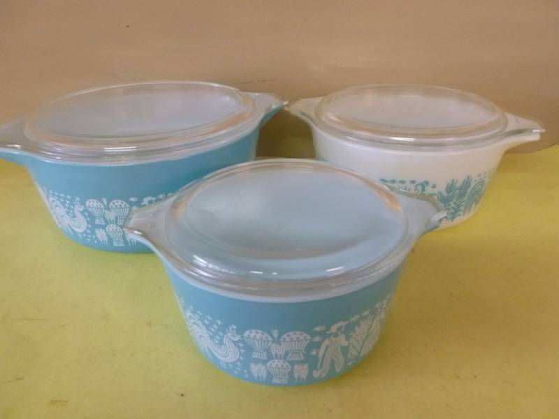 lot 82 image: Vintage Pyrex Casserole Set
