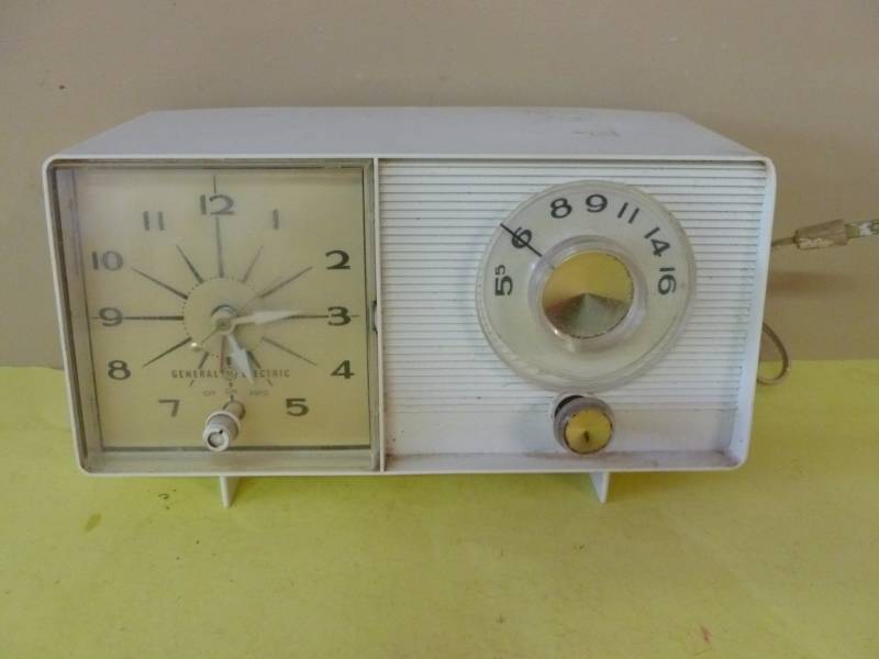 lot 86 image: Vintage Radio