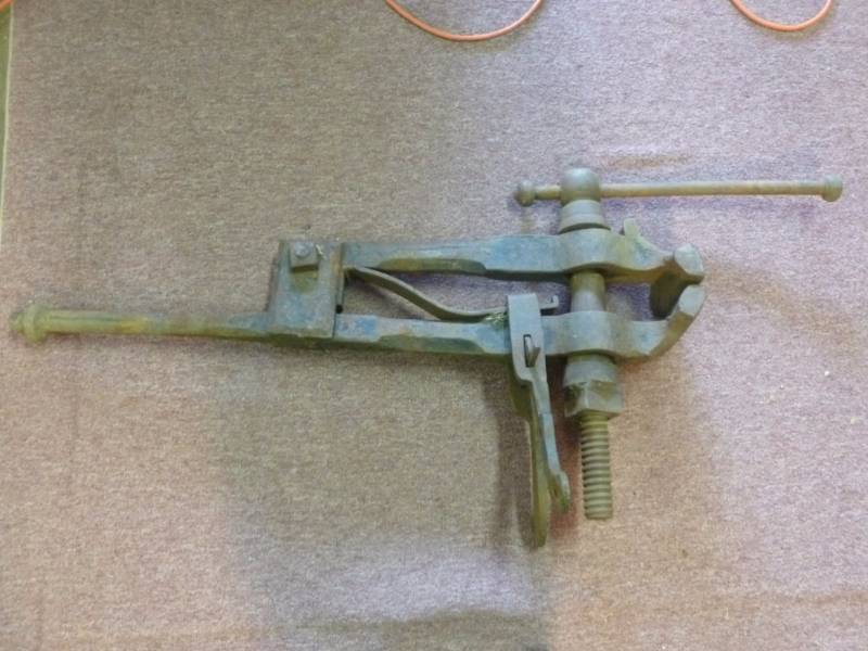 lot 122 image: Vintage Post Vise