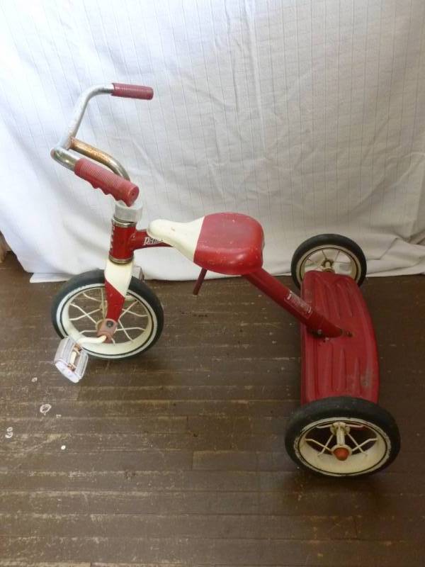 lot 165 image: Radio Flyer Trike