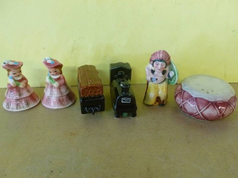 lot 181 image: Vintage Salt And Pepper Sets