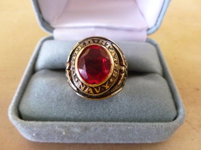 lot 186 image: Mens Ring