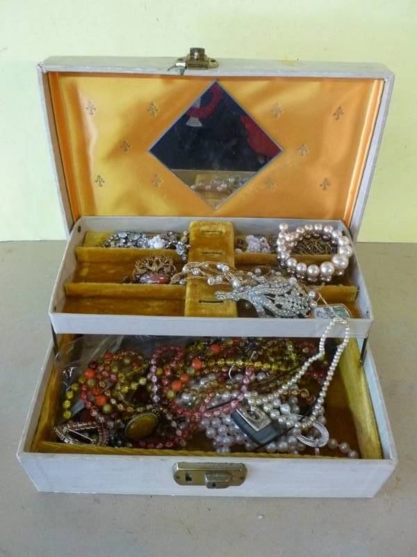 lot 189 image: Jewelry