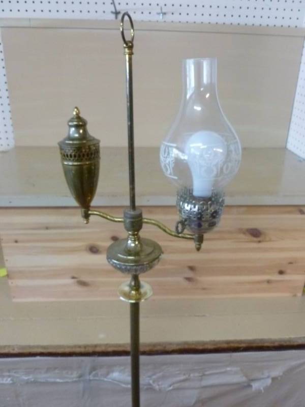 lot 193 image: Vintage Brass Lamp