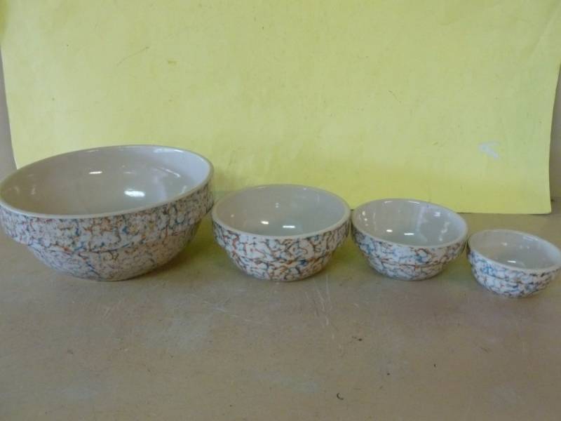 lot 218 image: Spongewear Bowl Set