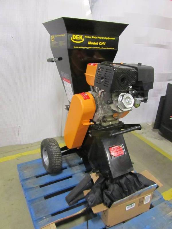 lot 3 image: 4 in. 420cc 15 HP Gas Commercial Duty Chipper Shredder ( Bag and safety equipment included)