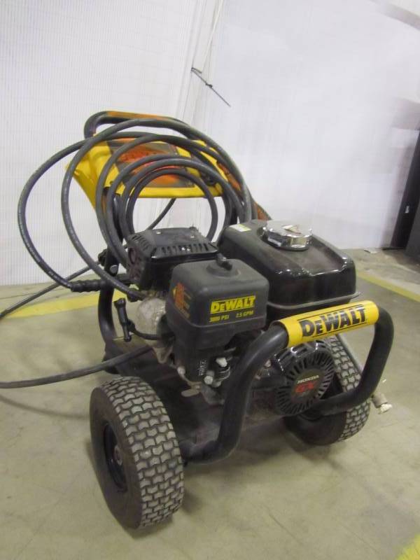 DEWALT 3000 psi 2.5 GPM Honda GX160 Engine Pro Triplex Pump Gas Pressure Washer