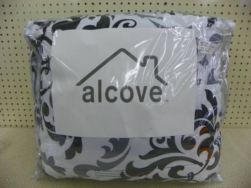 ALCOVE PARRISH COMFORTER SET Black-White Queen , MSRP $69.99