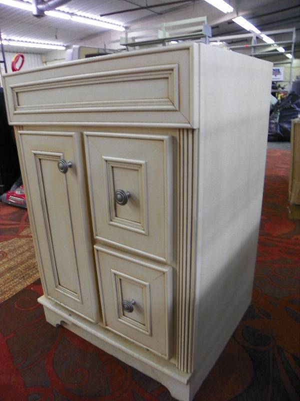CABINET 24 WIDE X 36 TALL X 21 DEEP