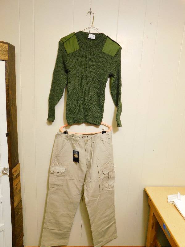 lot 113 image: Guide Gear Mens Cargo Pants & British Military Surplus Commando Wool Sweater, Olive Drab, Used