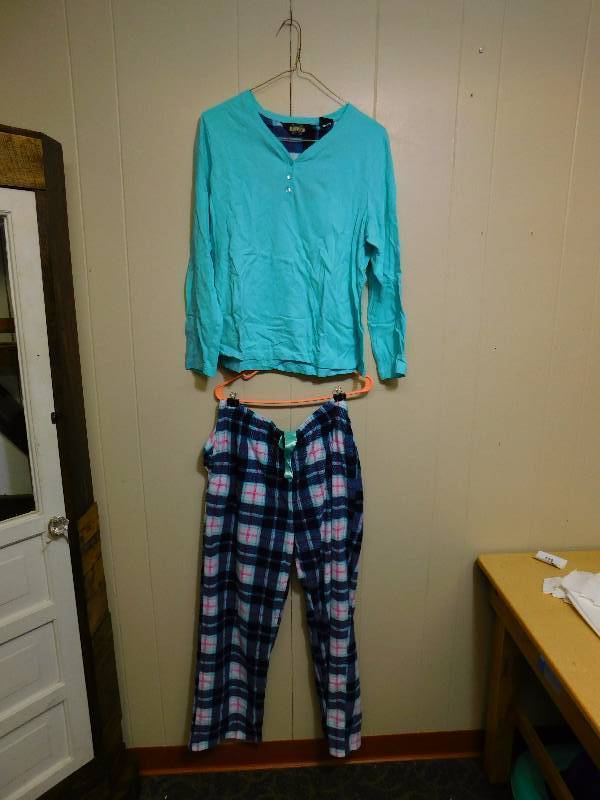 lot 128 image: Guide Gear Womens Flannel PJ Set & Guide Gear Womens 2 Piece Pajama Set