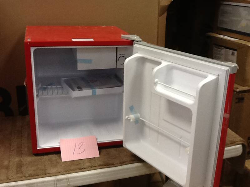 lot 13 image: Igloo 1.6-cu ft Refrigerator in like new working conditions