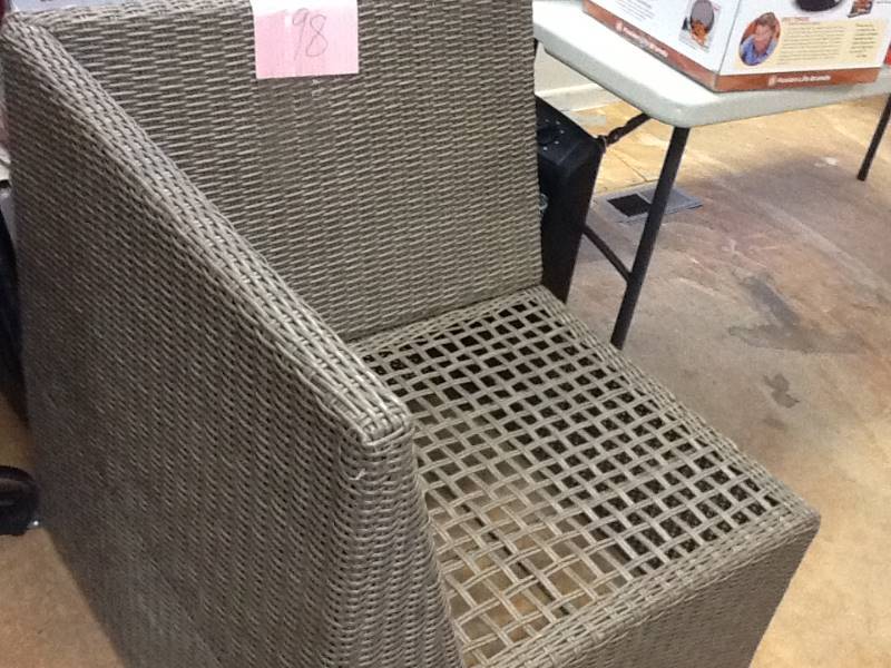 lot 98 image: Heatherstone Wicker Sectional Universal Corner Chair