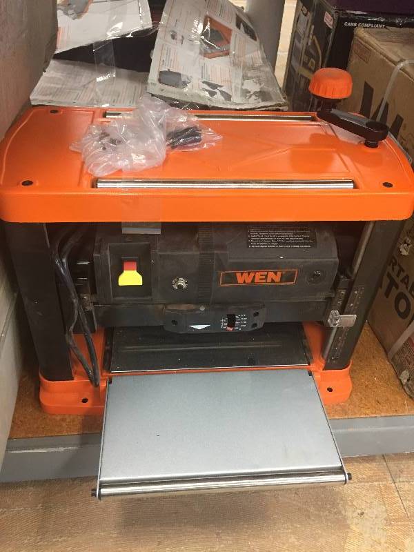 lot 109 image: WEN  15 Amp 13 in. 3-Blade Benchtop Corded Thickness Planer used in working conditions