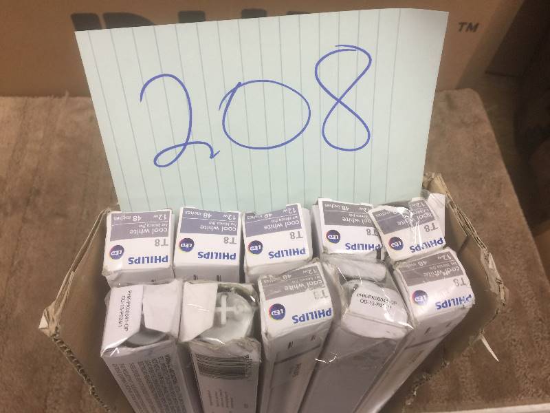 lot 208 image: Lot of 10 Philips  4 ft. T8  Daylight Linear LED Light Bulb open box never used