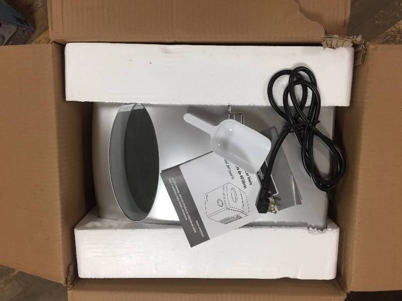 lot 167 image: Magic Chef 40 lb Countertop Ice Maker