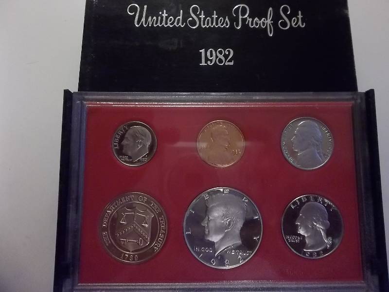 lot 8 image: 1982 US Proof Set In Original Box