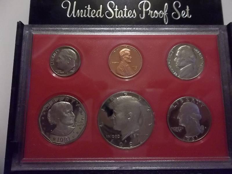 lot 35 image: 1981 US Mint Proof Set With SBA Dollar