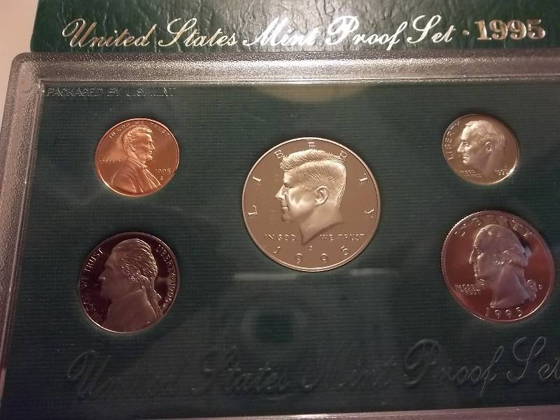 lot 52 image: 1995 US Proof Set In Original Box & COA