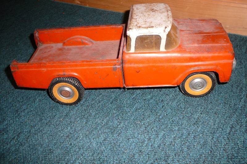lot 3 image: Vintage metal toy truck