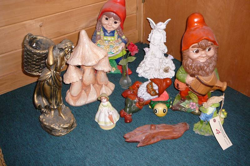 lot 4 image: Lot of figurines & Wreath