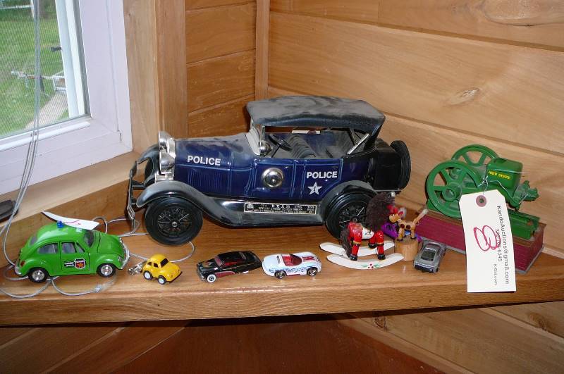 lot 8 image: Lot of toys