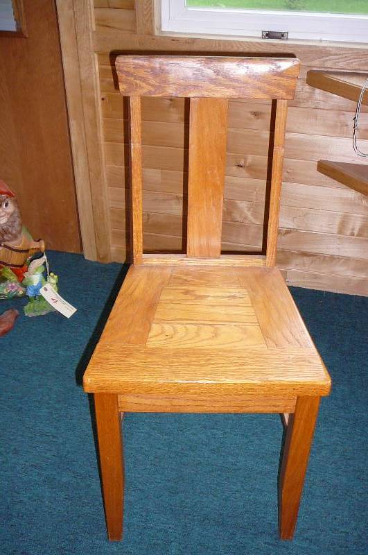 lot 9 image: Oak Chair