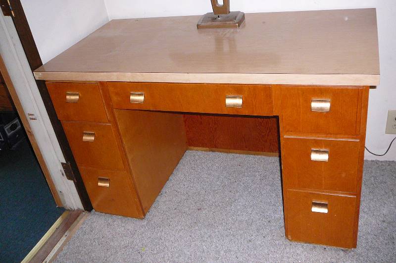 lot 14 image: Desk & Desk Lamp