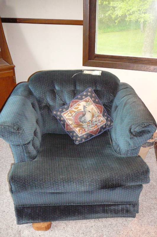 lot 24 image: Living room couch and chair