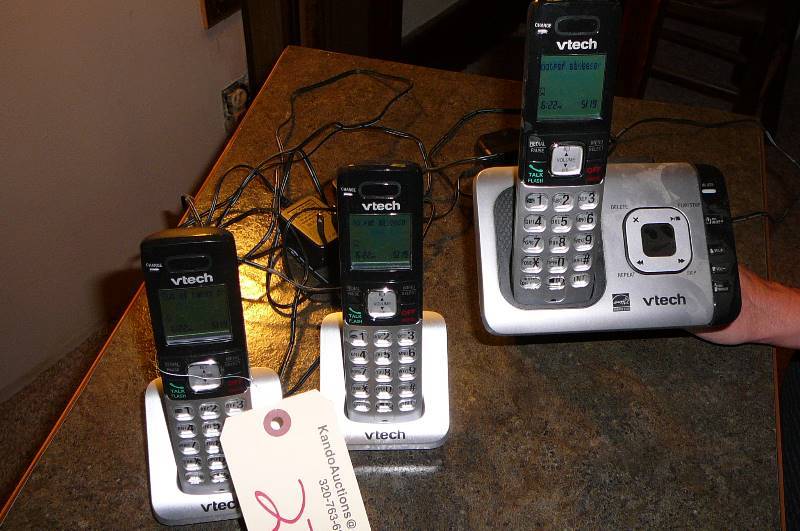 lot 27 image: Lot of phones