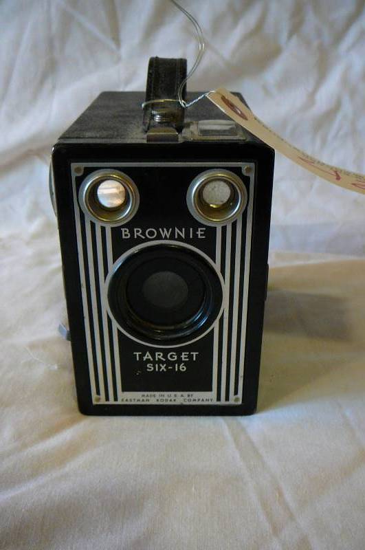 lot 42 image: Vintage Camera (Eastman Kodak Company Brownie Target Six-16