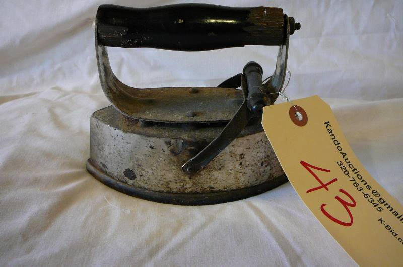 lot 43 image: Vintage iron asbestos Sad Iron