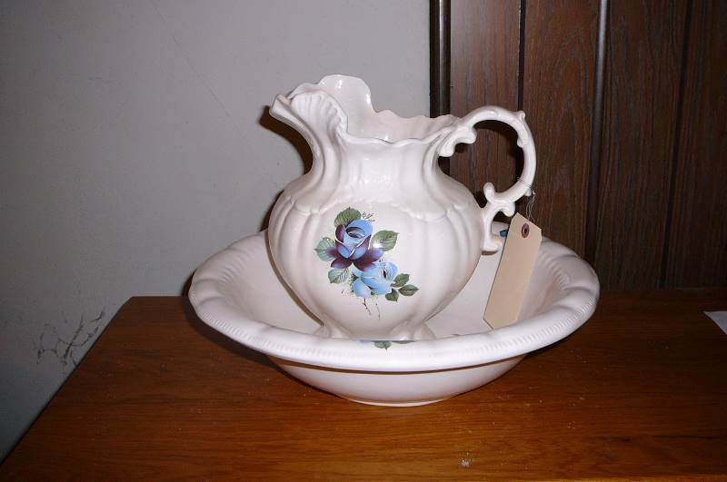 lot 67 image: Wash bowl and basin