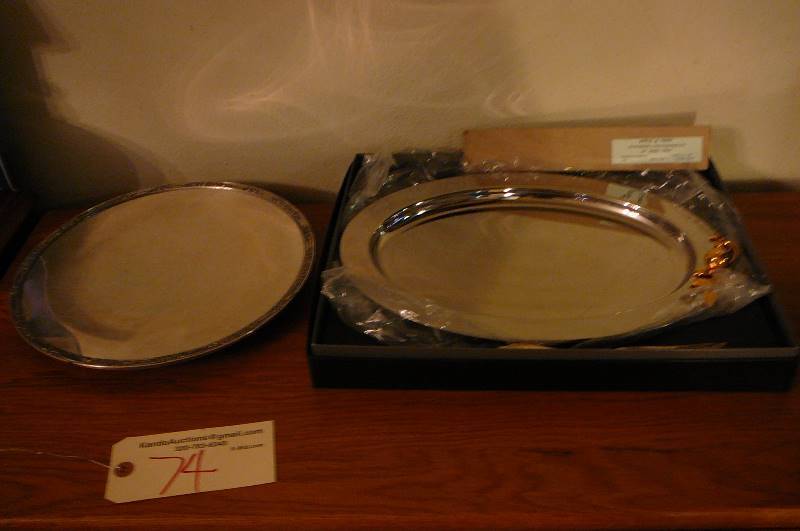 lot 74 image: 2 Serving platers